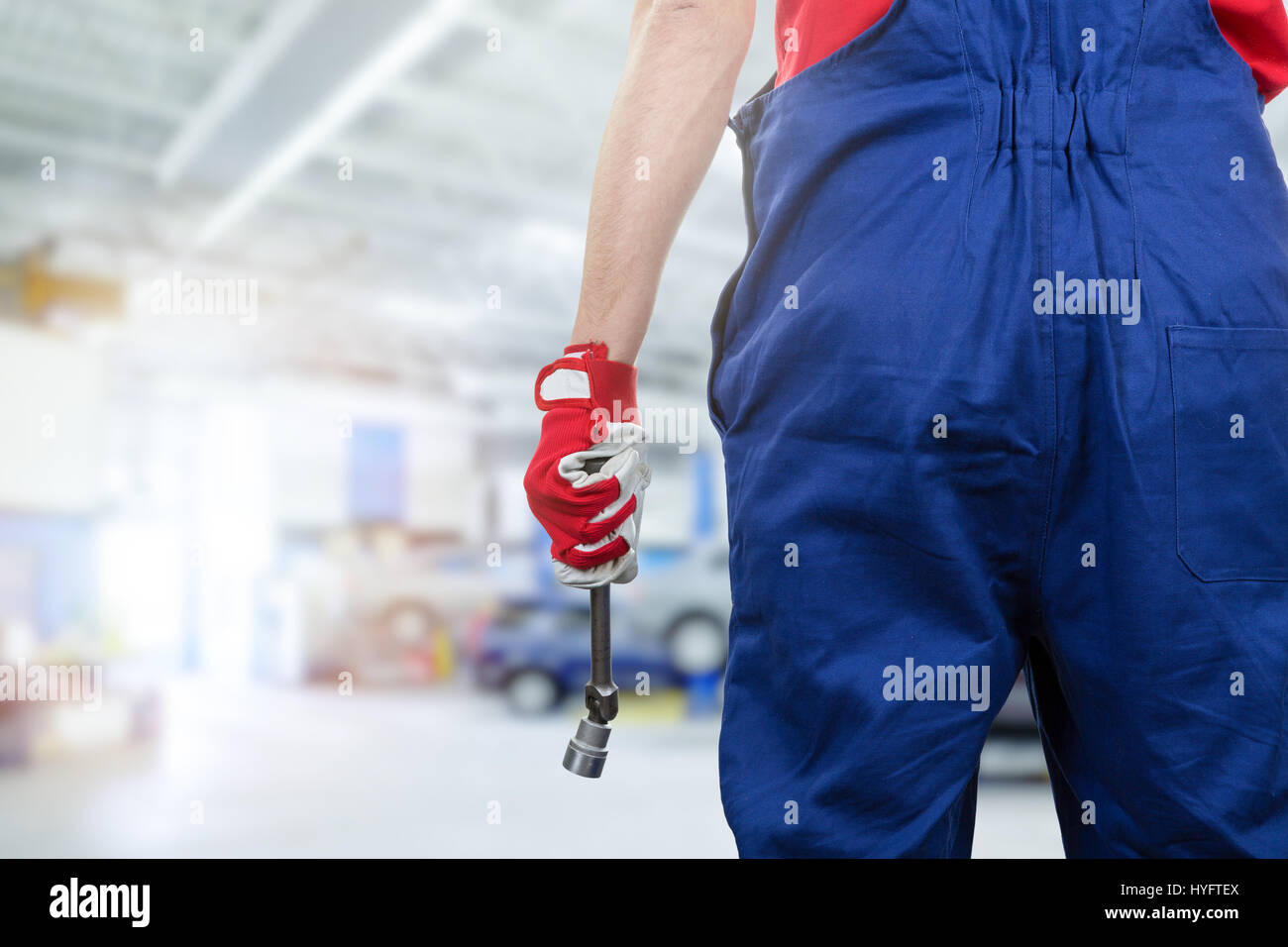 Mécanicien de voiture prêts à travailler à la station service Banque D'Images