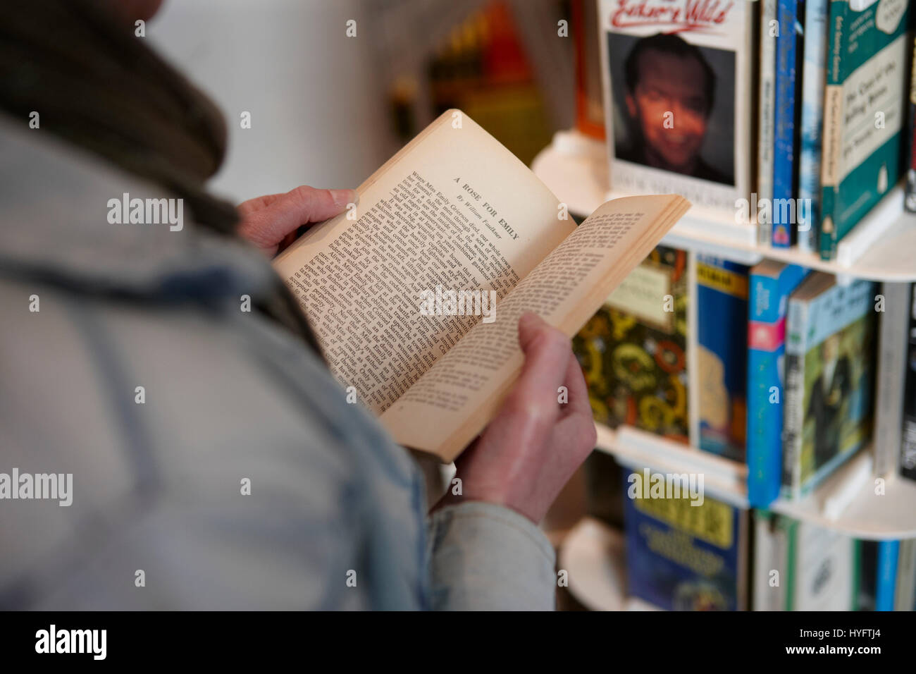 Personne qui lit un livre dans une librairie, fête du livre, Laugharne  Photo Stock - Alamy