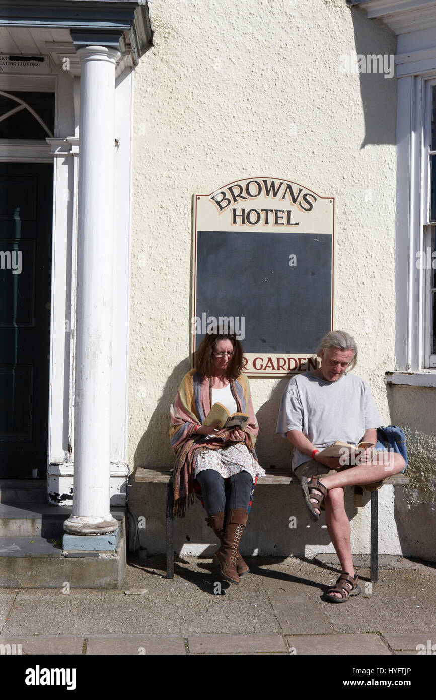 Deux personnes Lecture à l'extérieur d'un hôtel, le Festival littéraire, Carmarthen, pays de Galles, Royaume-Uni Banque D'Images