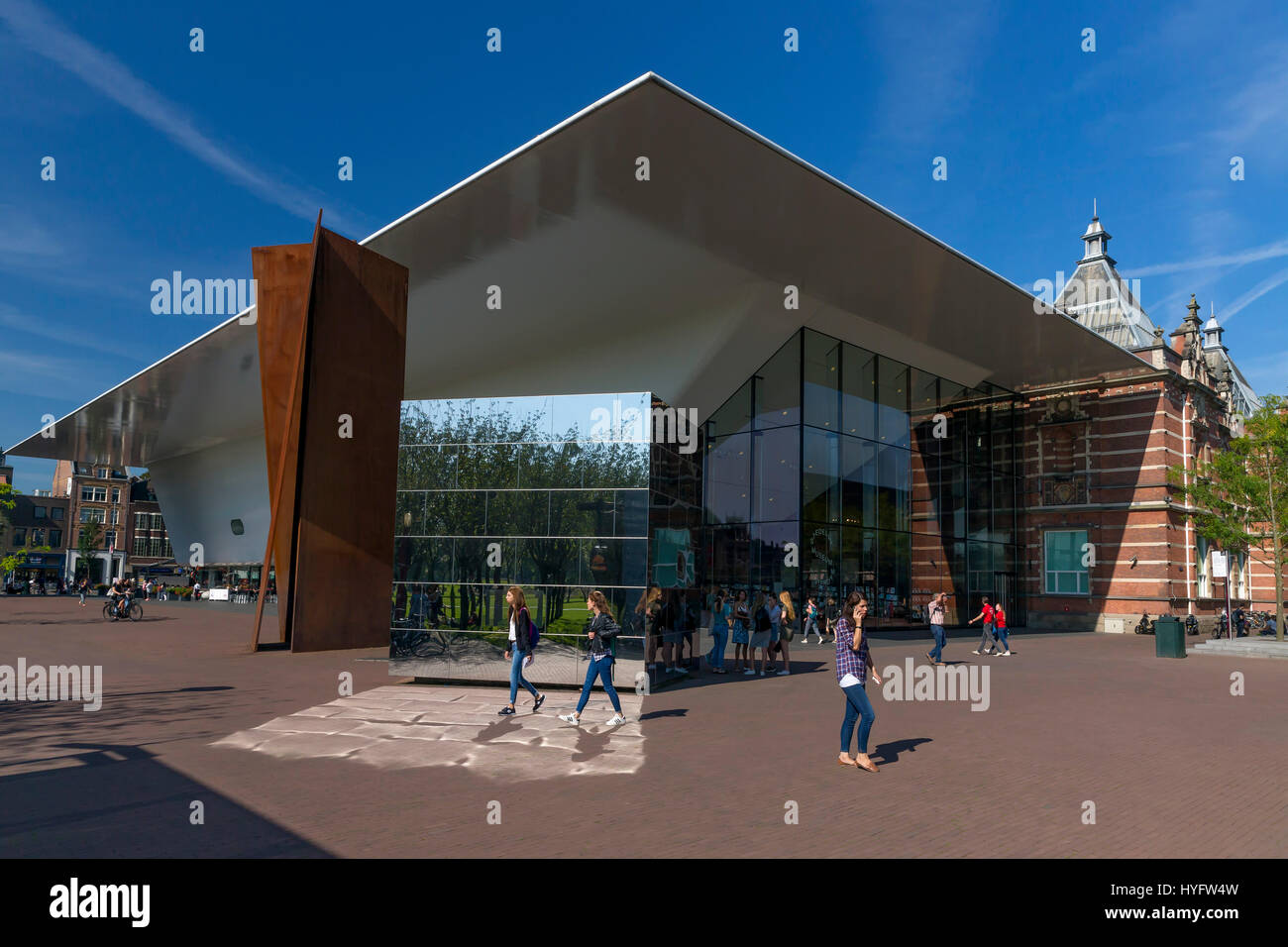 Les touristes et visiteurs à l'extérieur du Musée Stedelijk d'Art Moderne de soleil d'été, Amsterdam, Pays-Bas, Europe Banque D'Images
