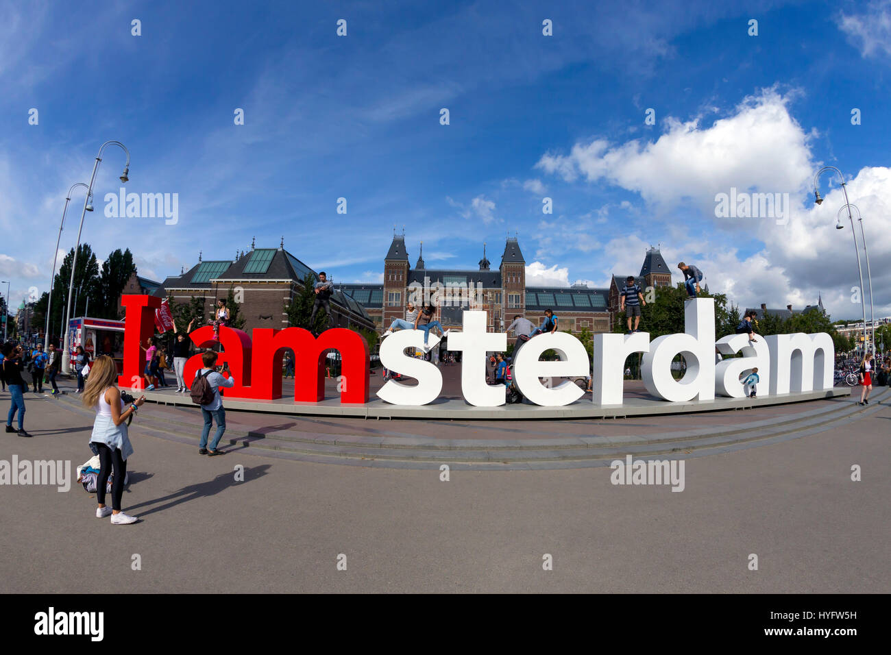 Les touristes et les visiteurs à proximité de l'installation, j'adore Amsterdam Rijksmuseum, Amsterdam, Pays-Bas, Europe Banque D'Images