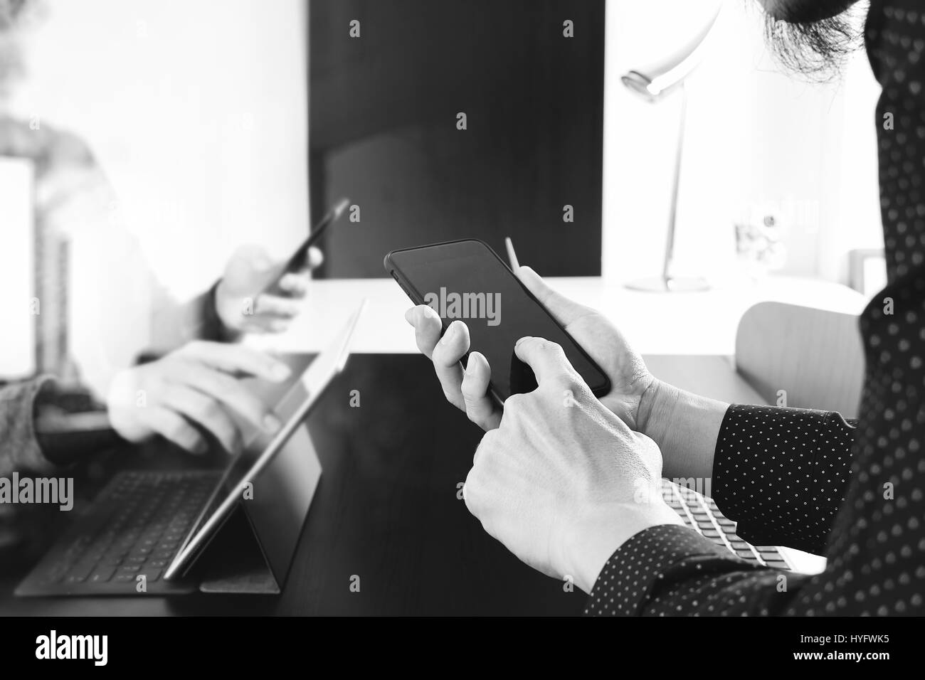 La réunion de l'équipe de travail concept,businessman using smart phone et tablette numérique et votre ordinateur de bureau moderne en noir et blanc, Banque D'Images
