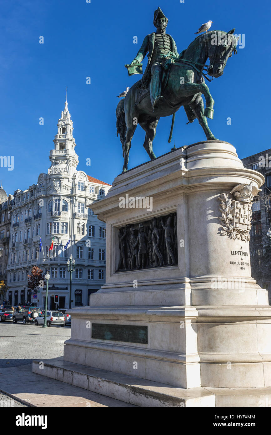 Statue équestre du roi Pierre IV Le Libérateur sur la place de la liberté à Porto, Portugal. Construction de Banco Bilbao Vizcaya Argentaria on background Banque D'Images