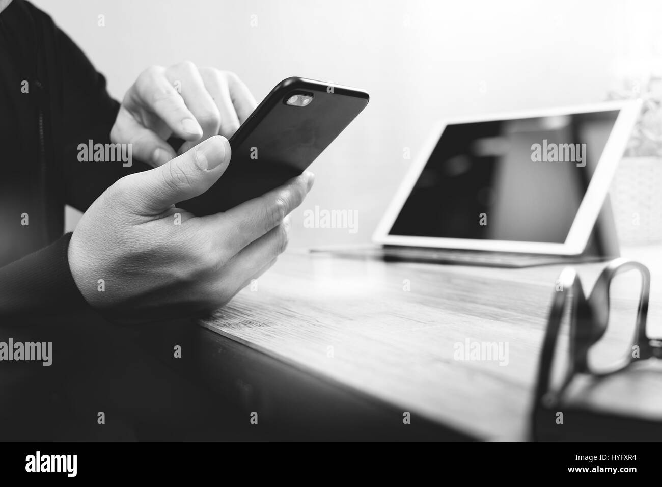 Businessman hand using smart phone mobile,paiement en ligne,shopping,omni channel digital tablet clavier d'ordinateur dans un bureau moderne en bois sur de Banque D'Images
