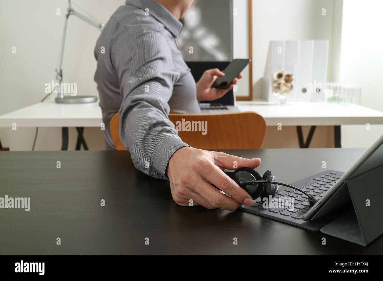 Businessman using digital tablet casque VOIP avec ordinateur et téléphone intelligent, en tant que concept et communication centre d'appels ou service d'assistance en Banque D'Images
