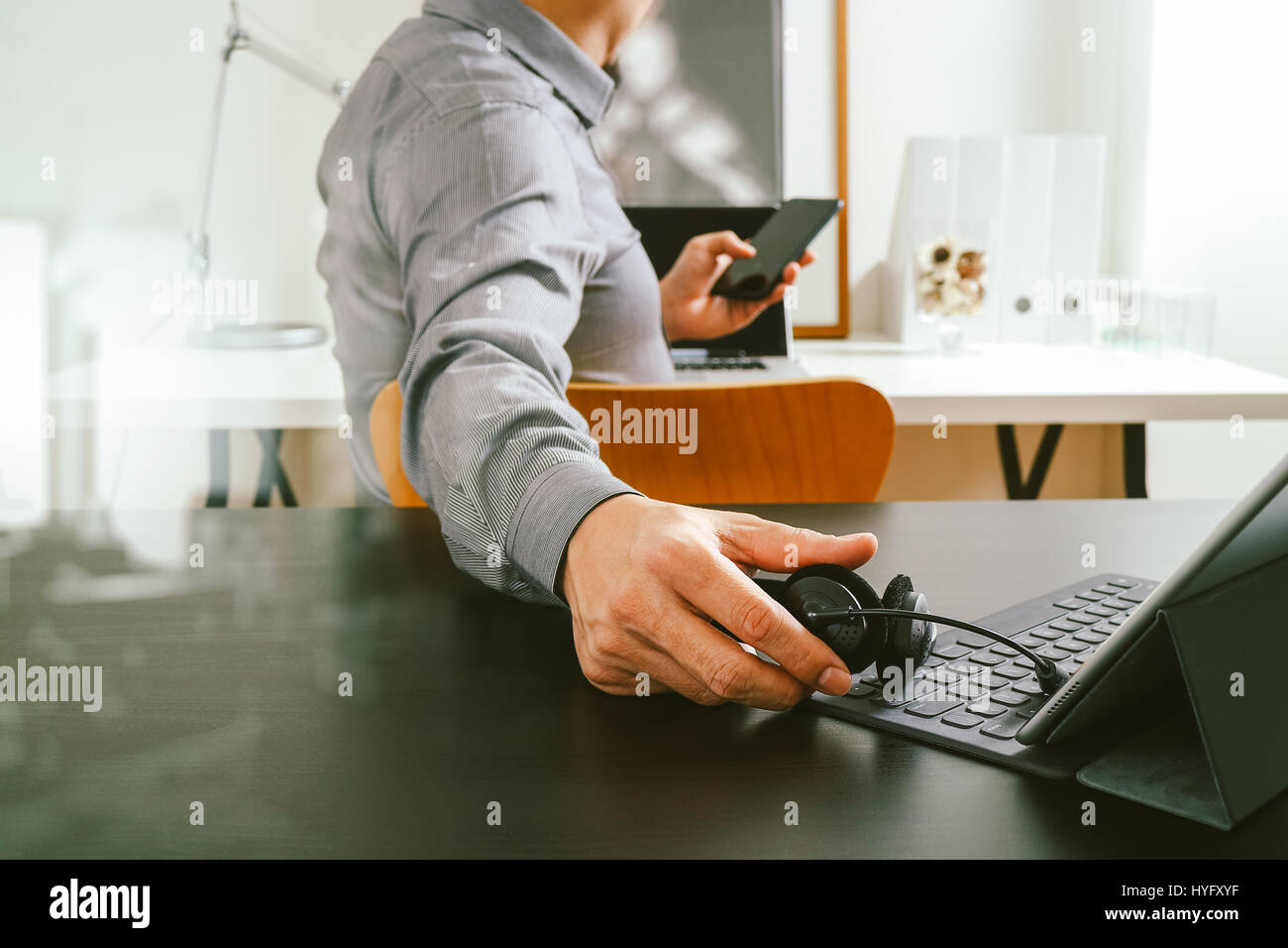 Businessman using digital tablet casque VOIP avec ordinateur et téléphone intelligent, en tant que concept et communication centre d'appels ou service d'assistance en Banque D'Images