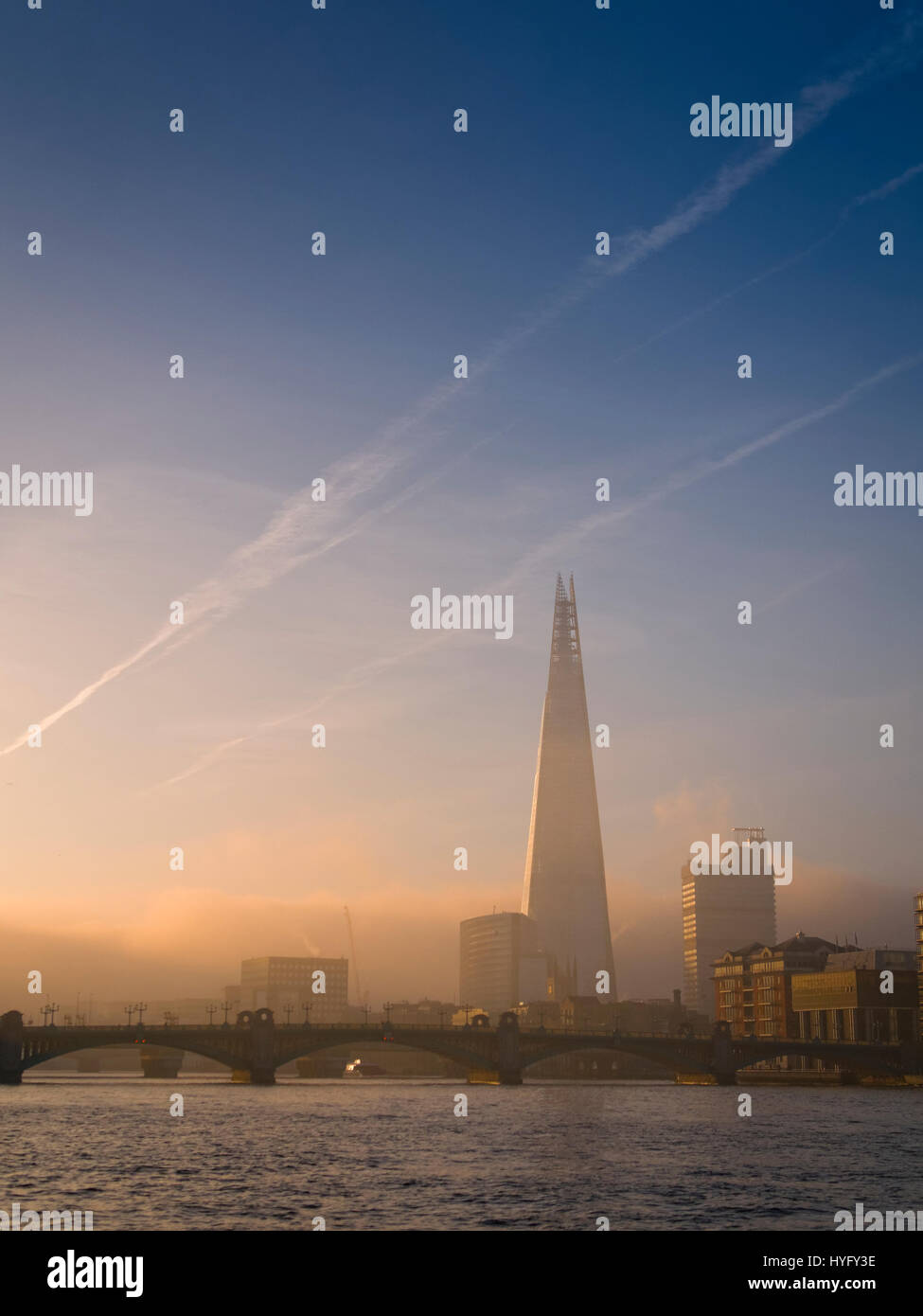 Lever de soleil sur l'immeuble d'échardes et Tamise, Londres. Banque D'Images