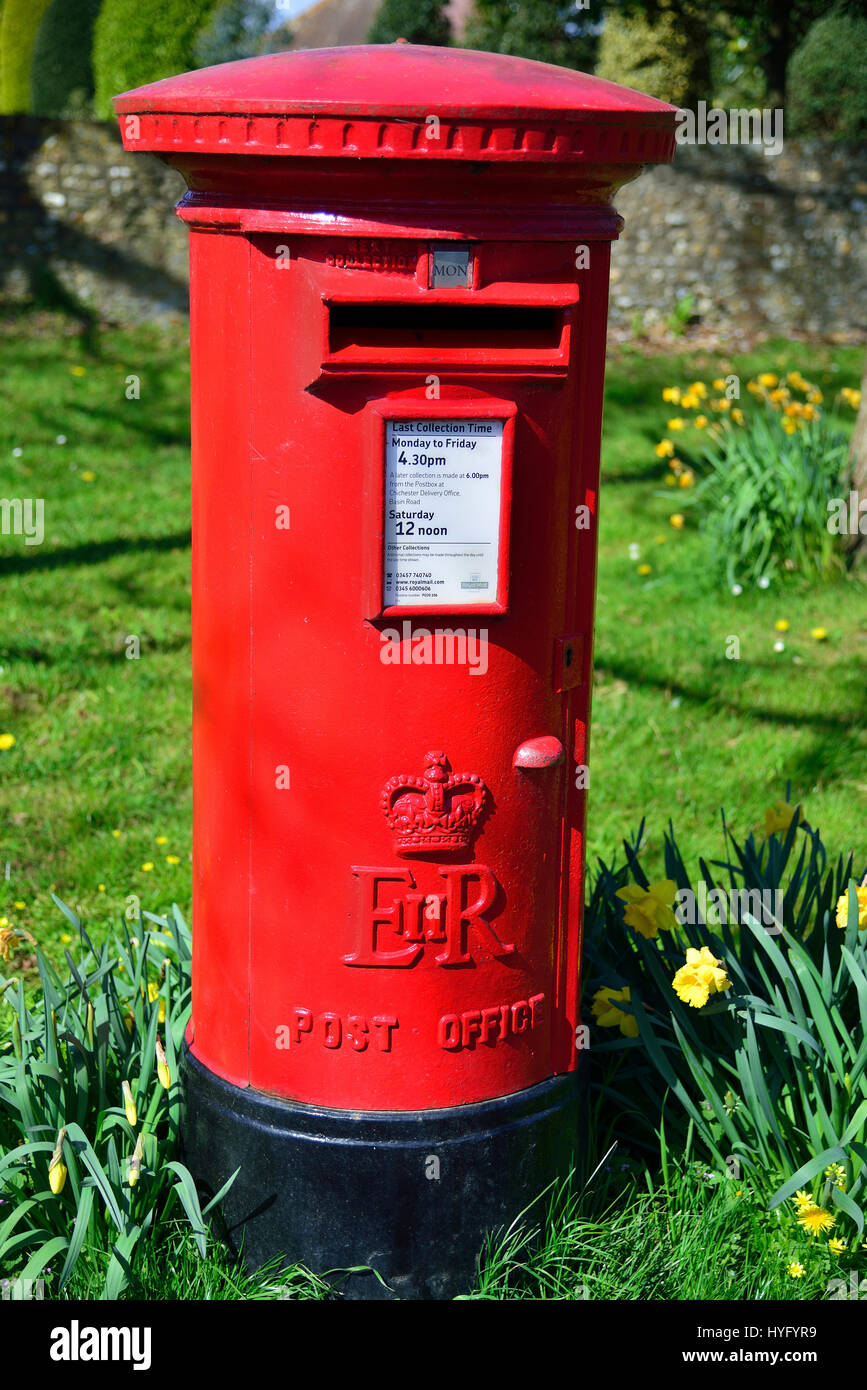 Lettre ou boîte postale en anglais rouge, West Wittering, Nr. Chichester,  West Sussex, Angleterre, Royaume-Uni Photo Stock - Alamy