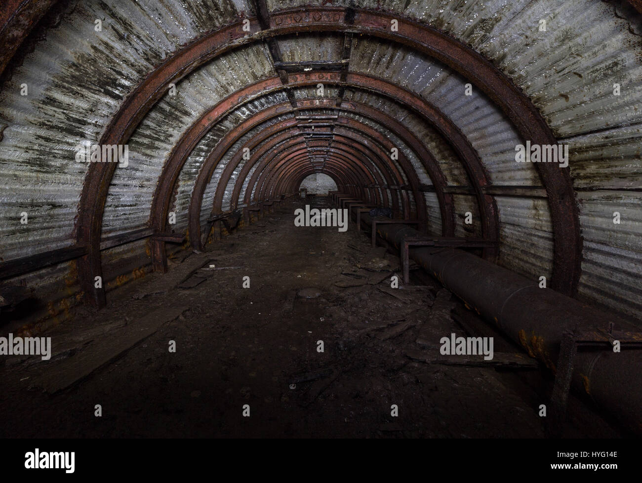 PORT GLASGOW, ÉCOSSE : jetez un coup d'œil à l'intérieur le plus grand construit un abri civil WW2 au Royaume-Uni où jusqu'à mille personnes auraient pu chercher refuge contre les attaques nazies. Eerie photos montrent l'obscurité, rouillé tunnels du souterrain refuge qui a été construit à flanc de falaise à Port Glasgow, Ecosse. D'autres images montrent ce qui reste des toilettes et la génératrice qui aurait été utilisée pour alimenter l'abri. Les images ont été prises par groupe d'exploration urbaine abandonnée en Écosse qui espèrent attirer l'attention sur certains sites oubliés de l'Ecosse. Banque D'Images