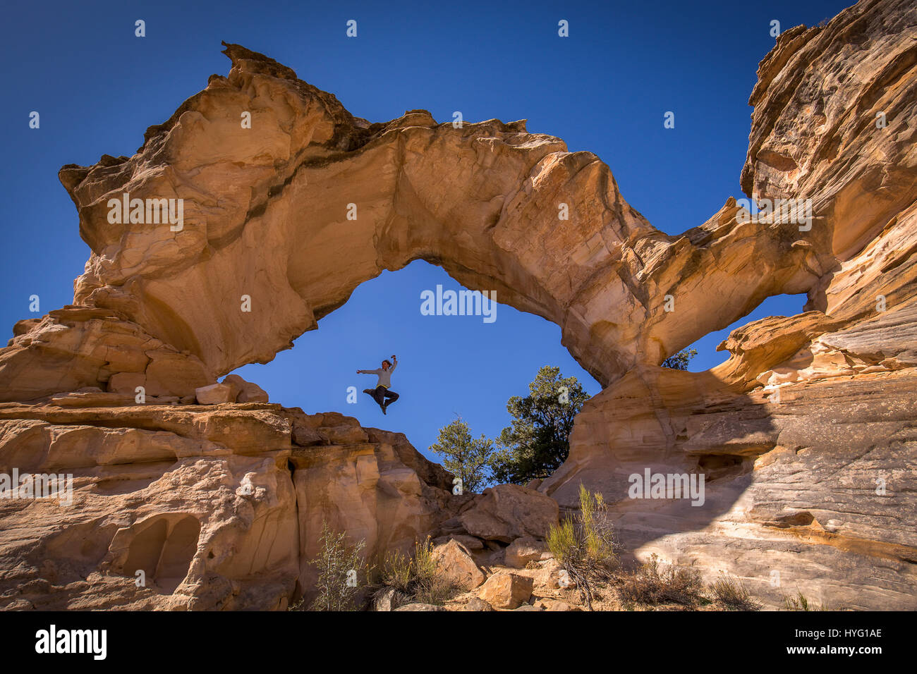 Inchworm arche près de Kanab, Utah. Images spectaculaires de personnes explorer America's most awe-induisant des paysages et des ciels de nuit éclairée d'étoiles prouver à quel point ce grand pays est incroyable. Les superbes clichés montrent des gens écrasés par la taille même de gigantesques montagnes et les rochers tandis que d'autres montrent la voie lactée allumée dans l'obscurité de la nuit. Les images ont été prises par le photographe américain et propriétaire d'action Excursions Photos David escroc (37) de Kanab en Utah. Il a pris l'étonnante photos dans un tableau d'endroits, y compris le Grand Canyon, Vermillion falaises, l'Arizona et le Parc National Zion. Banque D'Images