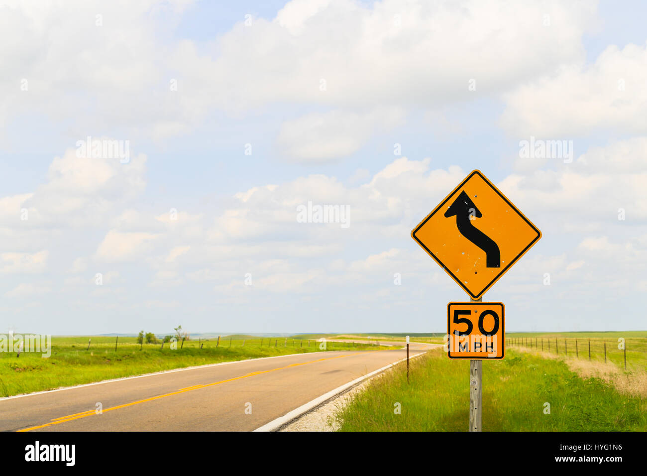 Panneau routier afficher la vitesse maximale de 50 mi/h et que c'est une route sinueuse dans la région de Flint Hills dans le Kansas. Banque D'Images