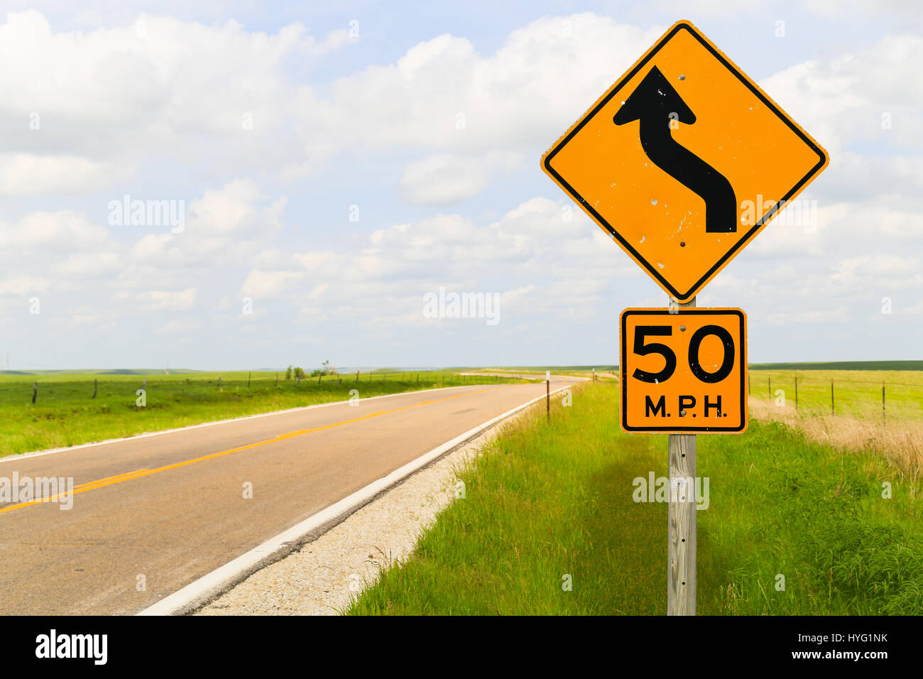 La signalisation routière affichant la vitesse maximale de 50 mi/h et que c'est une route sinueuse dans la région de Flint Hills dans le Kansas. Banque D'Images