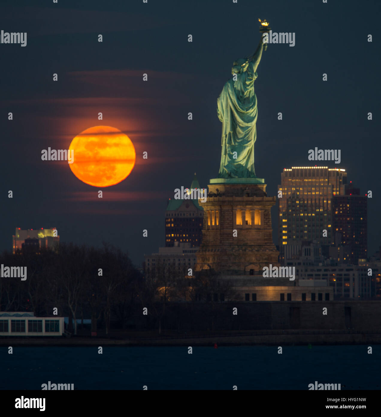 Ou A Ete Prise La Photo A Telecharger Pix Lune Ville Pays NEW YORK, USA : pris entre la lune et la ville de New York la statue de la  liberté semble avoir son flambeau allumé avec une boule de lumière orange.  Des images