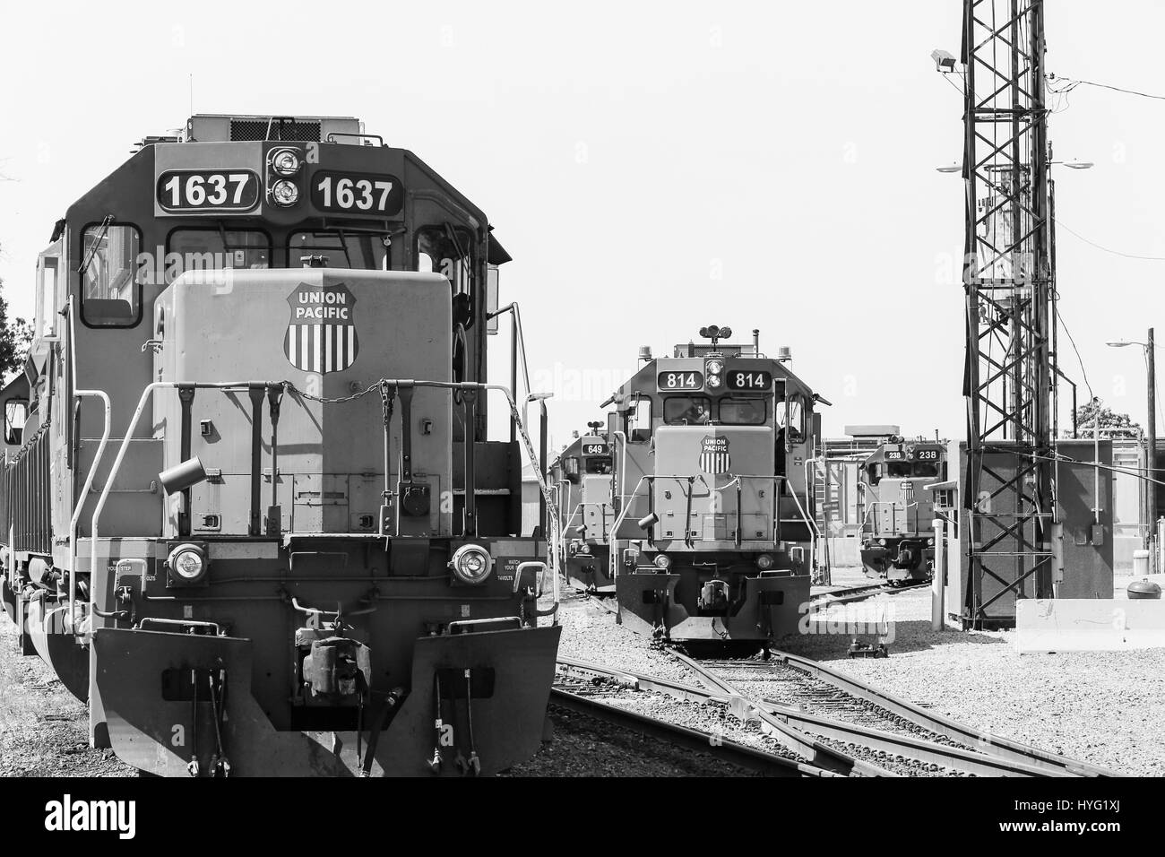 Kansas City, USA - 21 mai 2016 : Passage de moteurs et de trains de marchandises à une gare de triage à Kansas City. L'image est monochrome. Banque D'Images