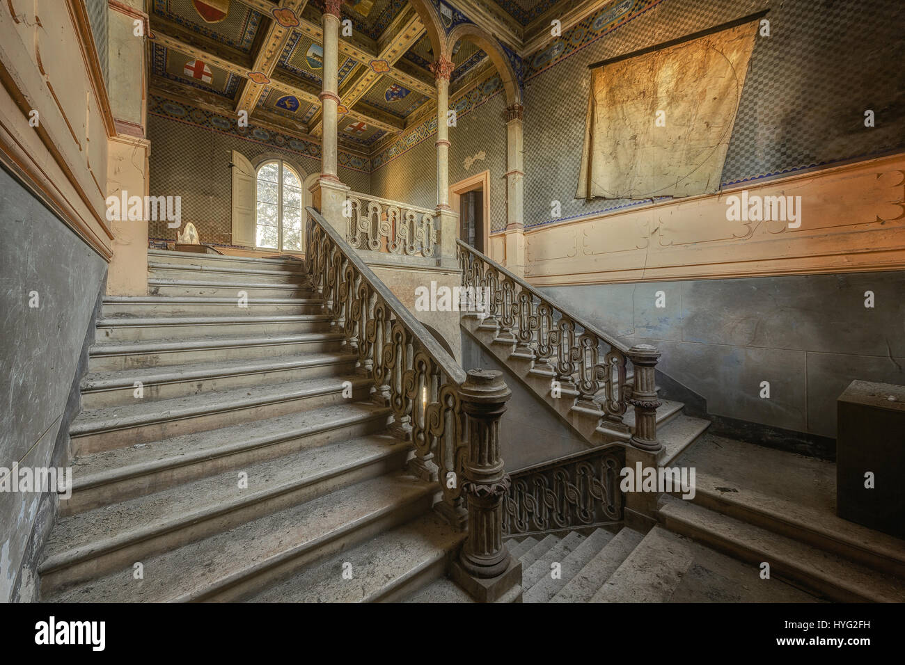 L'EUROPE : l'escalier principal dans un château abandonné en Italie. Encore abandonné maisons extravagantes des familles d'élite de l'Europe ont été pris dans leur état actuel de dégradation. Demeures extravagantes images montrent qui étaient autrefois la maison pour les familles riches et puissantes de l'Europe, en maintenant des états dangereux de la ruine. Châteaux en ruine et d'élégantes villas en déclin donner un aperçu de l'histoire de la désormais vide et hantise des résidences. Travailleur de jeunesse Stefan Baumann (34) de l'Autriche cassé ces anciennes grandes structures à divers endroits dans toute l'Europe. Banque D'Images