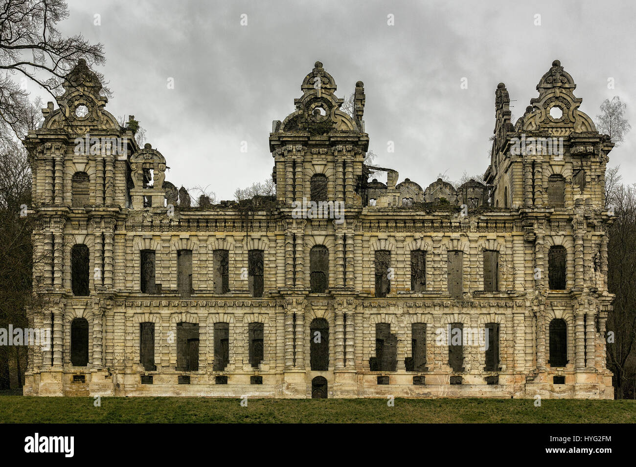 Une Ruine EUROPE : seulement les structures en pierre sont de gauche une fois ce ...