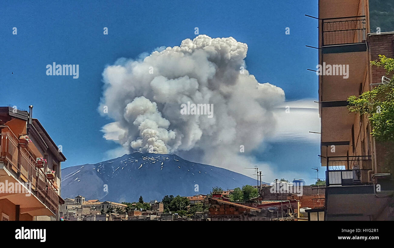 De l'Etna Bronte. Le nuage de l'Etna en éruption a été enregistrée au cours des deux derniers jours. Images spectaculaires à proximité d'endroits tels que Château Cesaro, Bronte et Adrano montrent ce qui ressemble à un champignon atomique encadrée dans la superbe toile de fond de la Sicile. Etna est la plus grande et la plus active volcano. Des photos ont été prises par les autorités locales Fernando Famiani. Banque D'Images