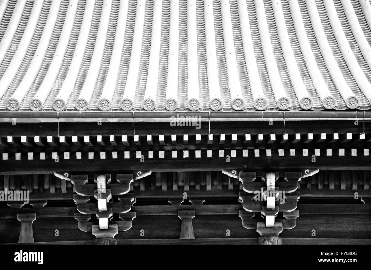 Détails de l'architecture du toit du temple japonais (noir et blanc). Banque D'Images