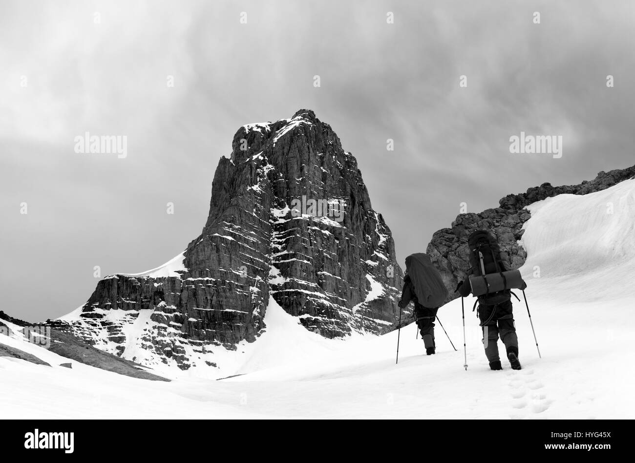 Deux randonneurs dans les montagnes enneigées avant tempête. La Turquie, Monts Taurus Aladaglar, centrale, le plateau Edigel (IJE Goller). Paysage aux tons noir et blanc Banque D'Images