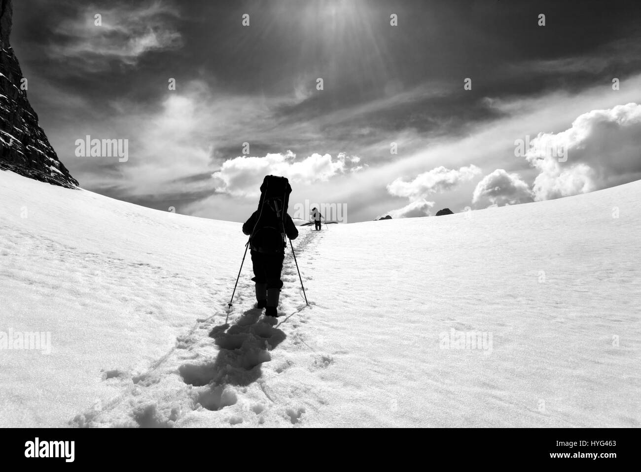 Deux randonneurs sur la plateau de la neige. La Turquie, Monts Taurus centrale, Aladaglar (Anti-Taurus), du plateau (Edigel Ije Goller). Paysage en noir et blanc. Banque D'Images