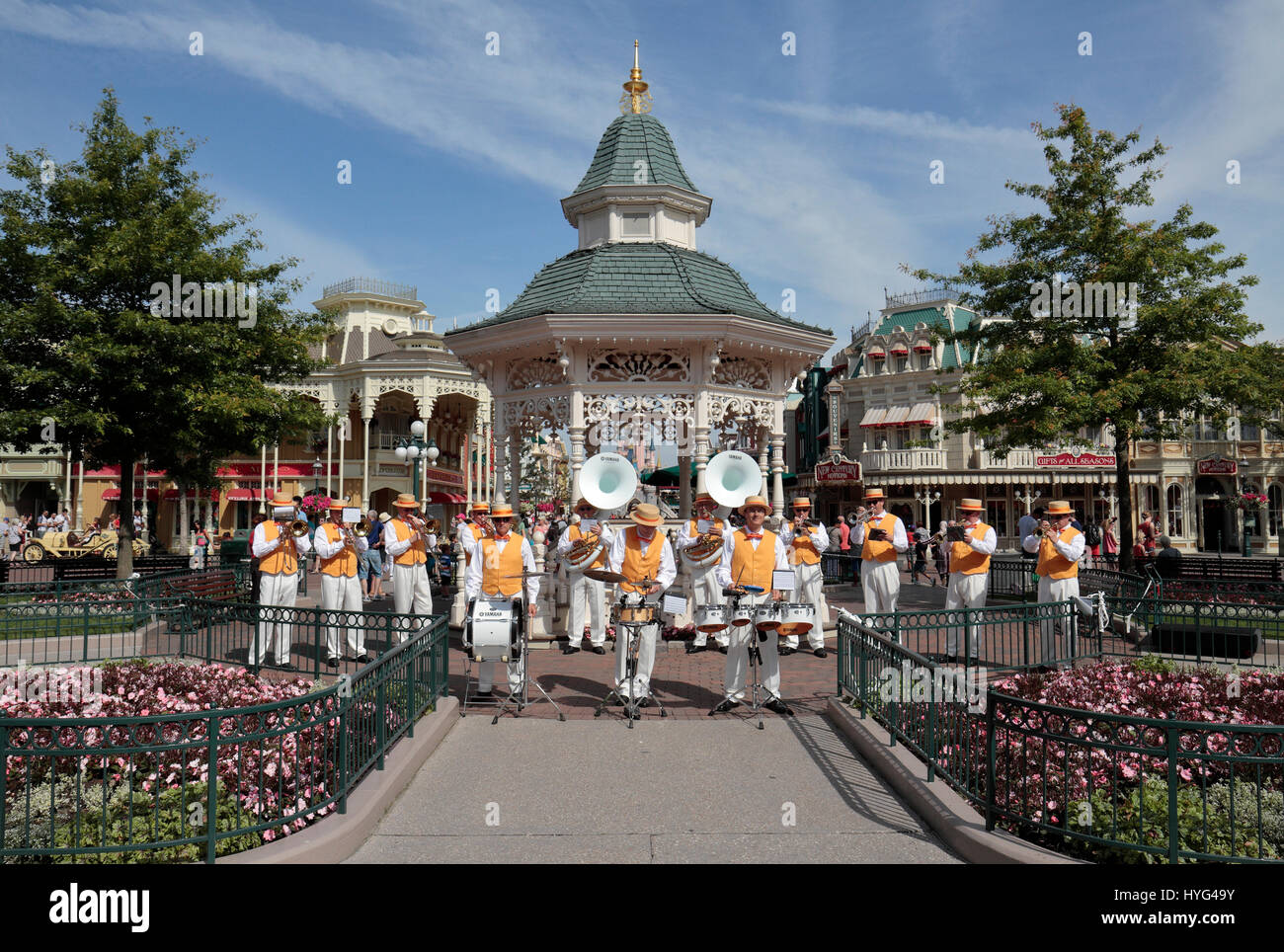 L'été à Disneyland brass band avant du kiosque près de l'entrée de Disneyland Paris, Marne-la-Vallée, près de Paris, France. Banque D'Images