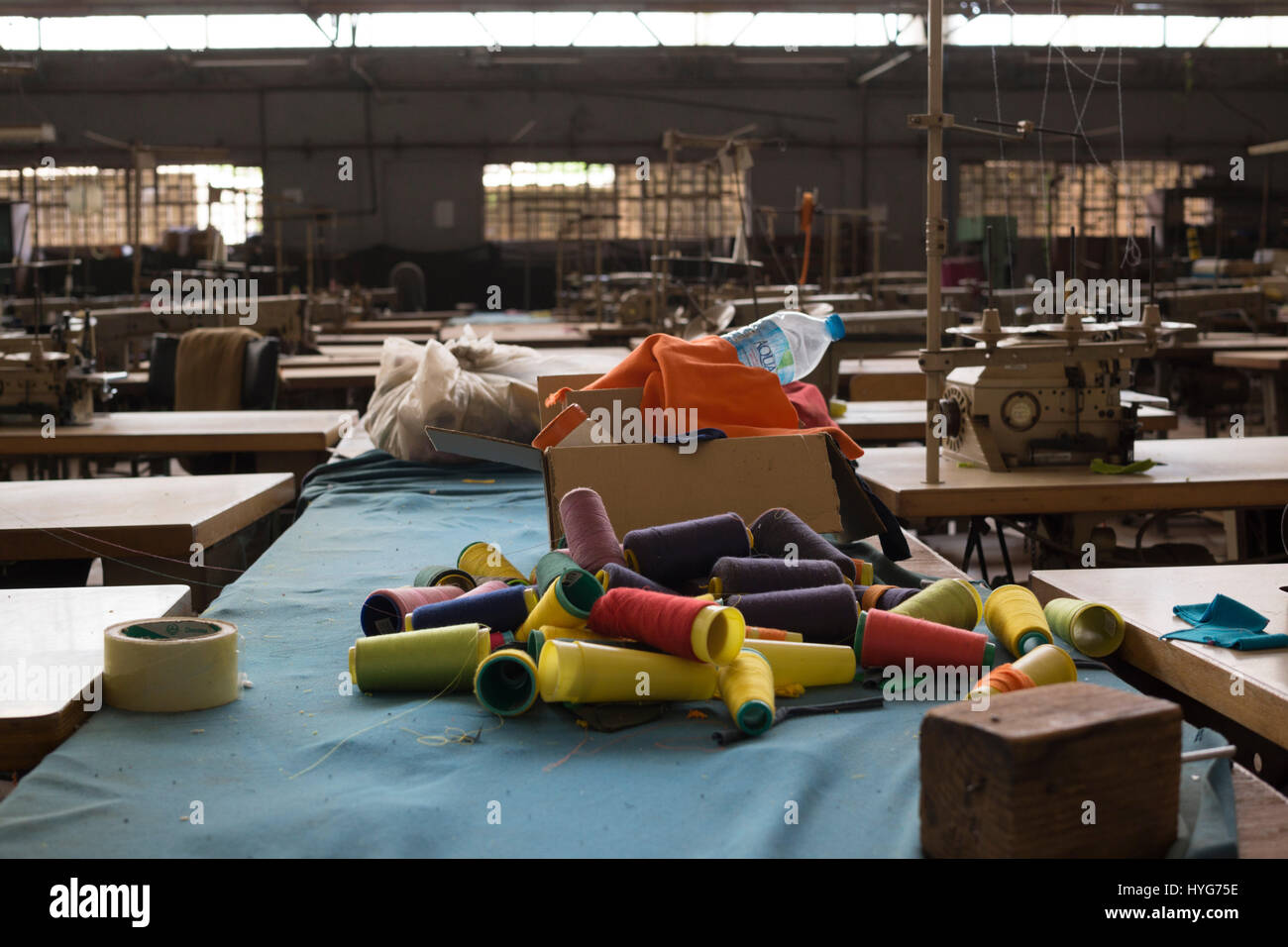 Une usine de vêtements abandonnés à Kampala, Ouganda Banque D'Images