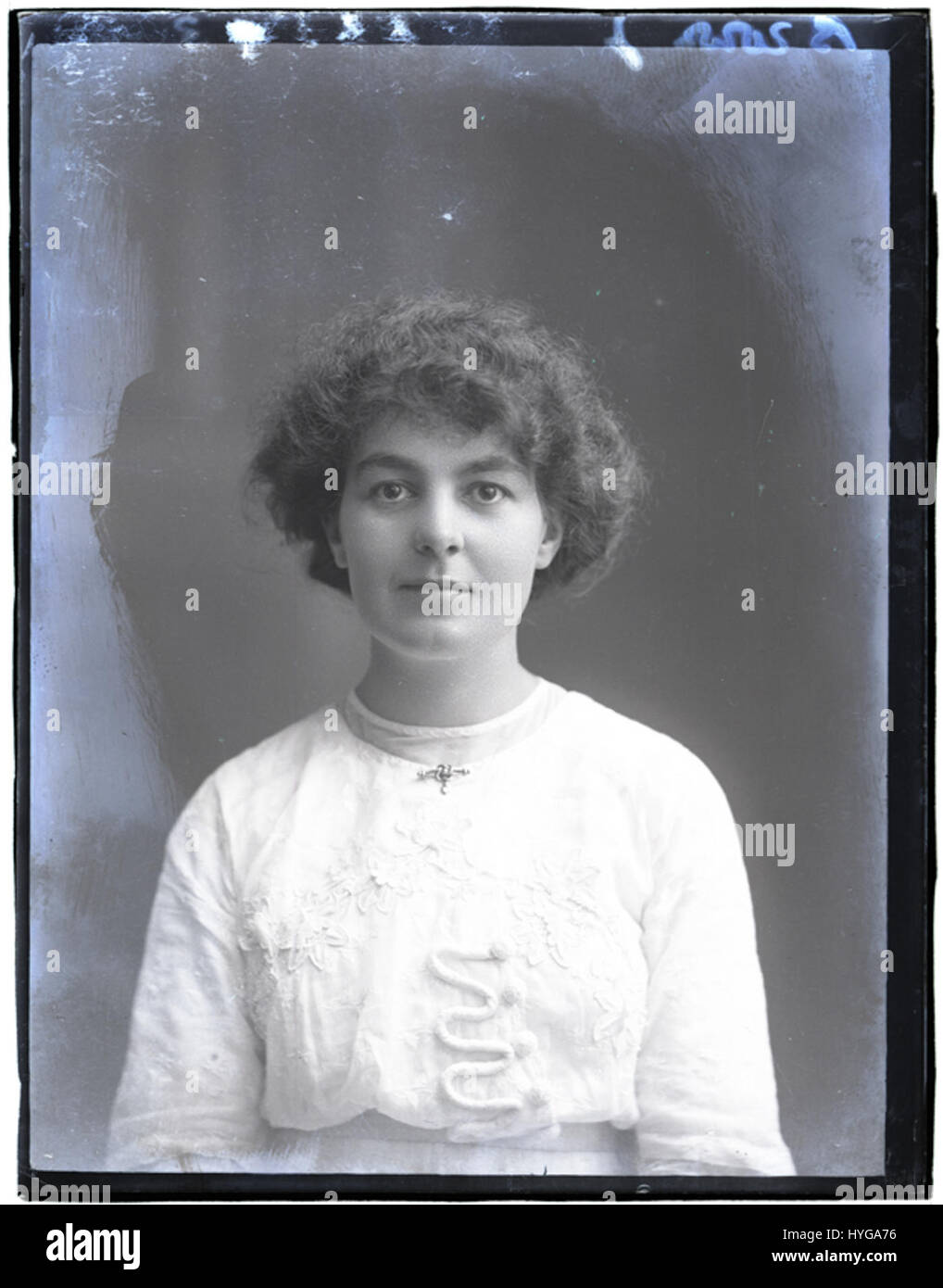 La photographie 'Miss J Brown, 3 Nov 1913' capture un moment dans le temps du début du XXe siècle, peut-être un portrait d'une femme nommée Miss J Brown. Il donne un aperçu de la mode et des attitudes culturelles de l'époque, reflétant les normes sociales et les styles de photographie du début des années 1900 Banque D'Images