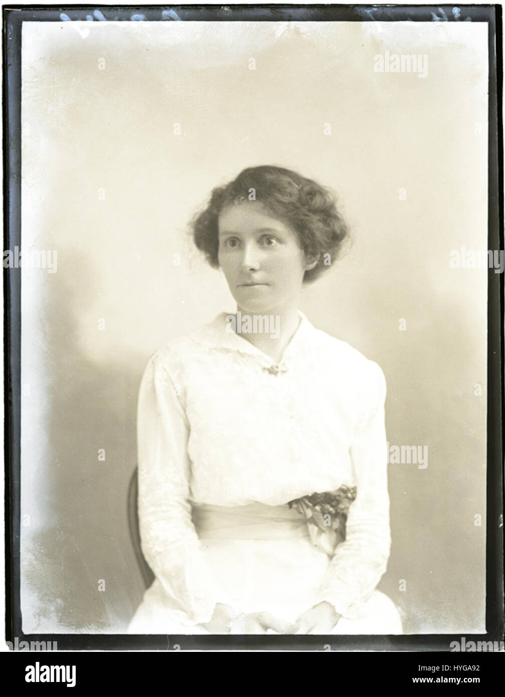 Cette photographie de Miss Bowley, datée du 12 juillet 1915, capture un moment de la photographie de portrait du début du XXe siècle. L'image transmet les styles de mode et esthétique de l'époque, soulignant l'élégance personnelle du sujet. Banque D'Images
