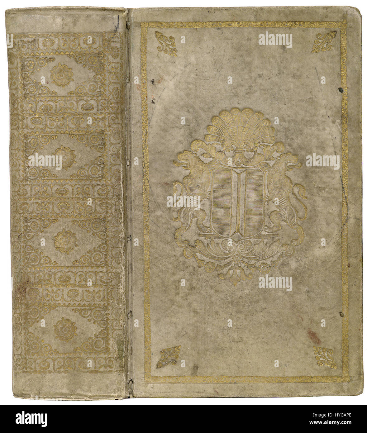 Cet objet est un morceau de parchemin de Weesp, daté de 1775, généralement utilisé pour les documents officiels ou les dossiers. Le « Prijsband » fait référence à une reliure qui a été appliquée au manuscrit ou au document, reflétant l'importance historique de la région au XVIIIe siècle. Banque D'Images