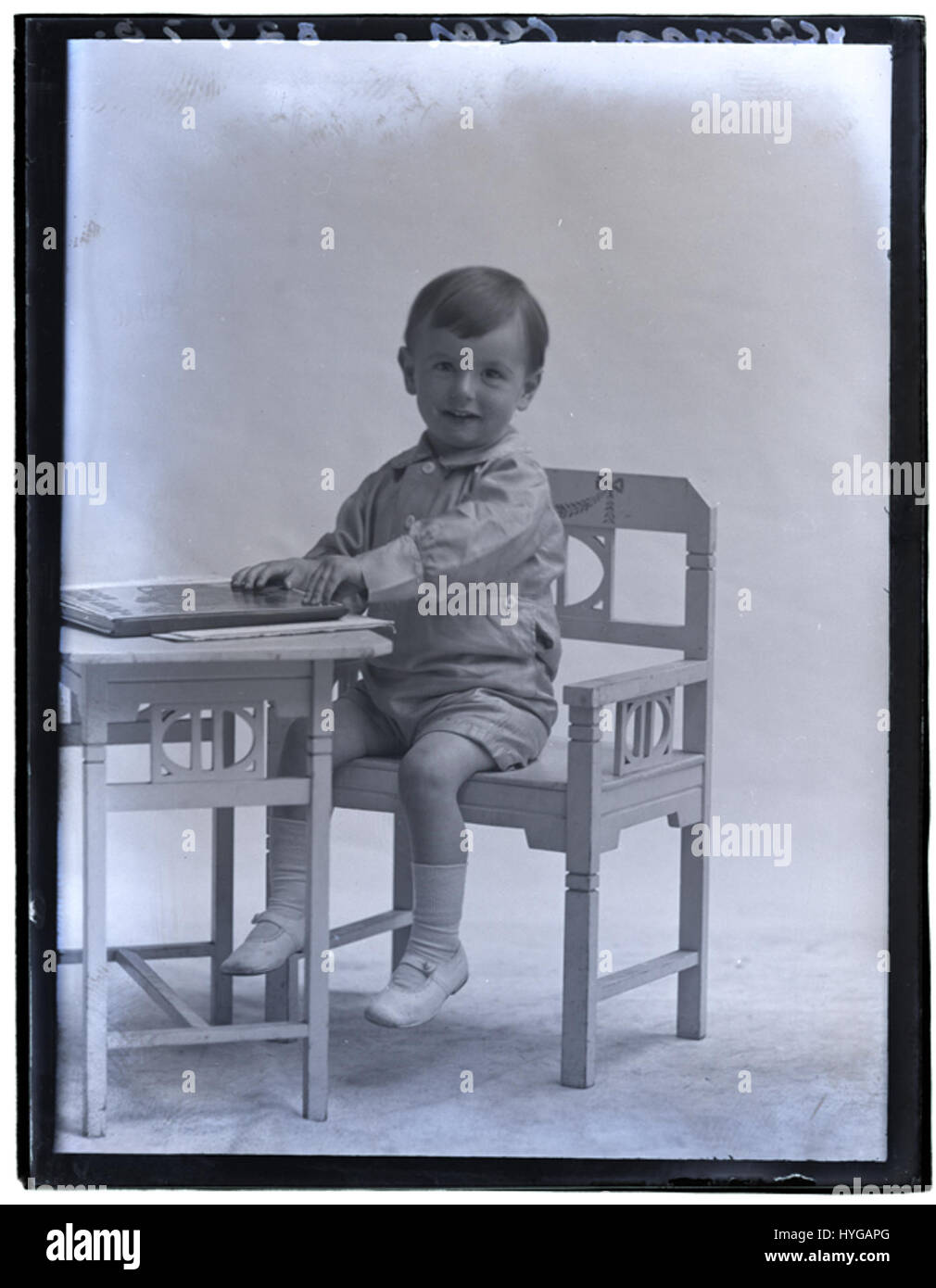La photographie de Peter Elliman, prise le 23 juillet 1915, est un portrait historique capturant un moment dans le temps. L'image fait probablement partie de la première Guerre mondiale, offrant un aperçu de l'apparence et de l'humeur des gens pendant cette période turbulente. Banque D'Images