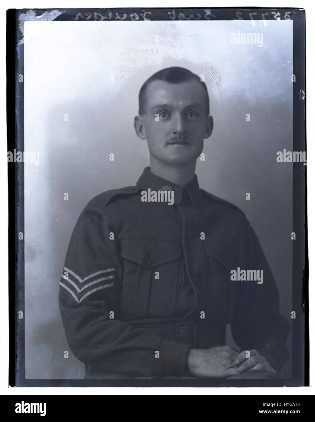 Cette photographie du sergent Foulger, prise le 22 octobre 1915, capture probablement un soldat britannique pendant la première Guerre mondiale. Elle offre un regard personnel sur la vie des soldats pendant la Grande Guerre, donnant un aperçu des réalités du service en temps de guerre. Banque D'Images