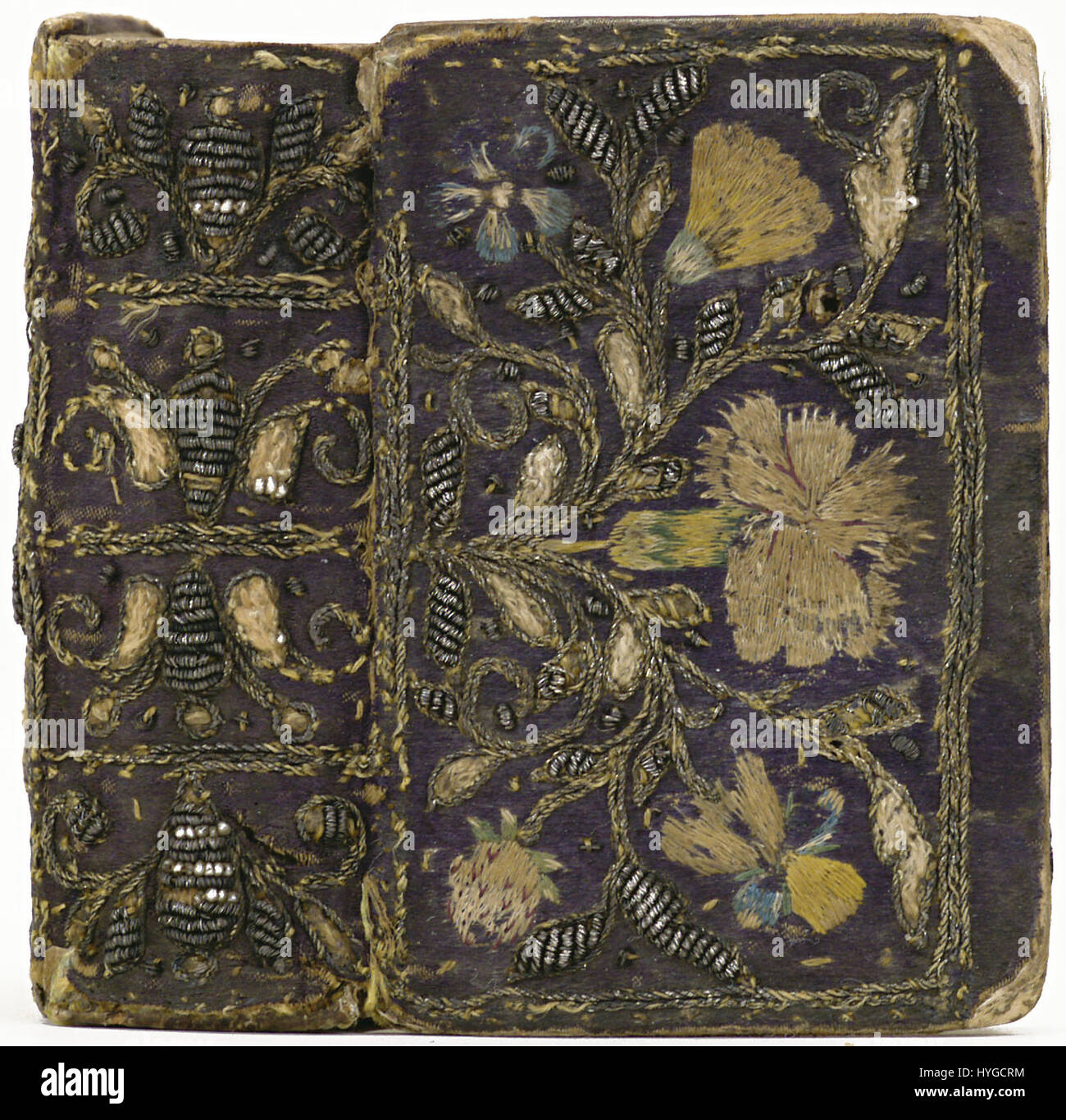 Cette pièce intitulée 'Band van zwart violetpurpere zijde' est un ruban de tissu en soie violet et noir. Le matériau est finement conçu avec des motifs complexes typiques du travail textile de haute qualité de l'époque, mettant en valeur le savoir-faire du tissage de la soie. Banque D'Images