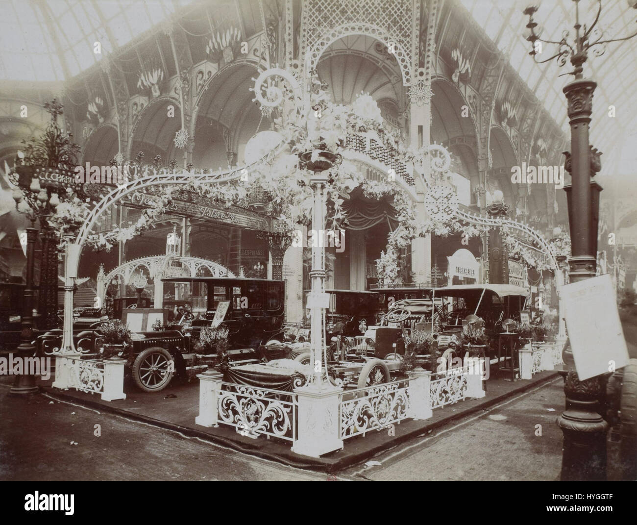Le stand de Dion-bouton 1905 au salon de l'automobile à Paris marque un moment charnière dans l'histoire des premières automobiles, présentant les designs innovants de de Dion-bouton lors de l'un des premiers salons automobiles majeurs. Banque D'Images