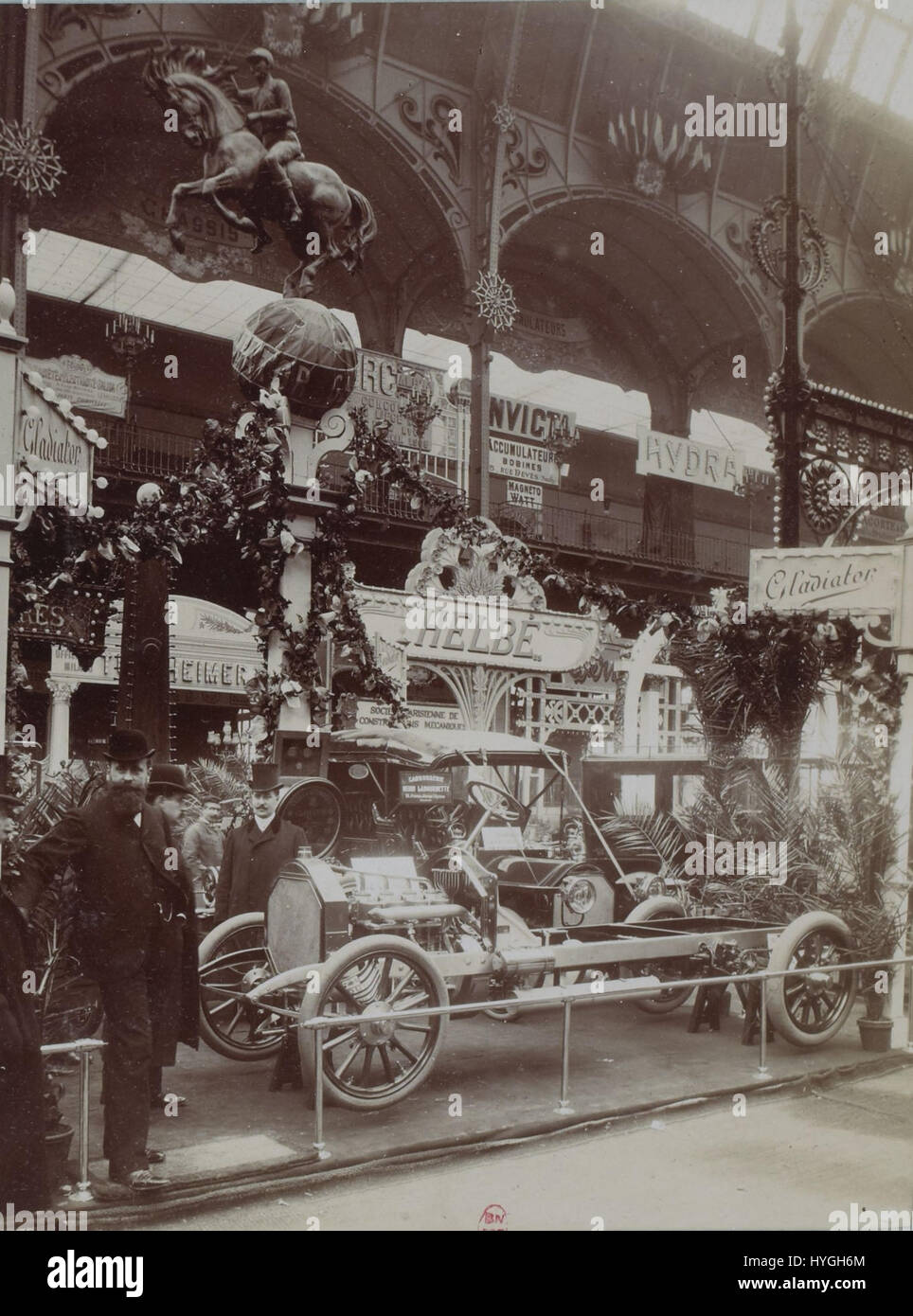 Cette image historique montre le *stand Gladiator* au salon de l'automobile 1905 à Paris, avec la marque automobile Gladiator. L'image capture l'industrie automobile du début du XXe siècle à un moment clé de l'histoire. Banque D'Images