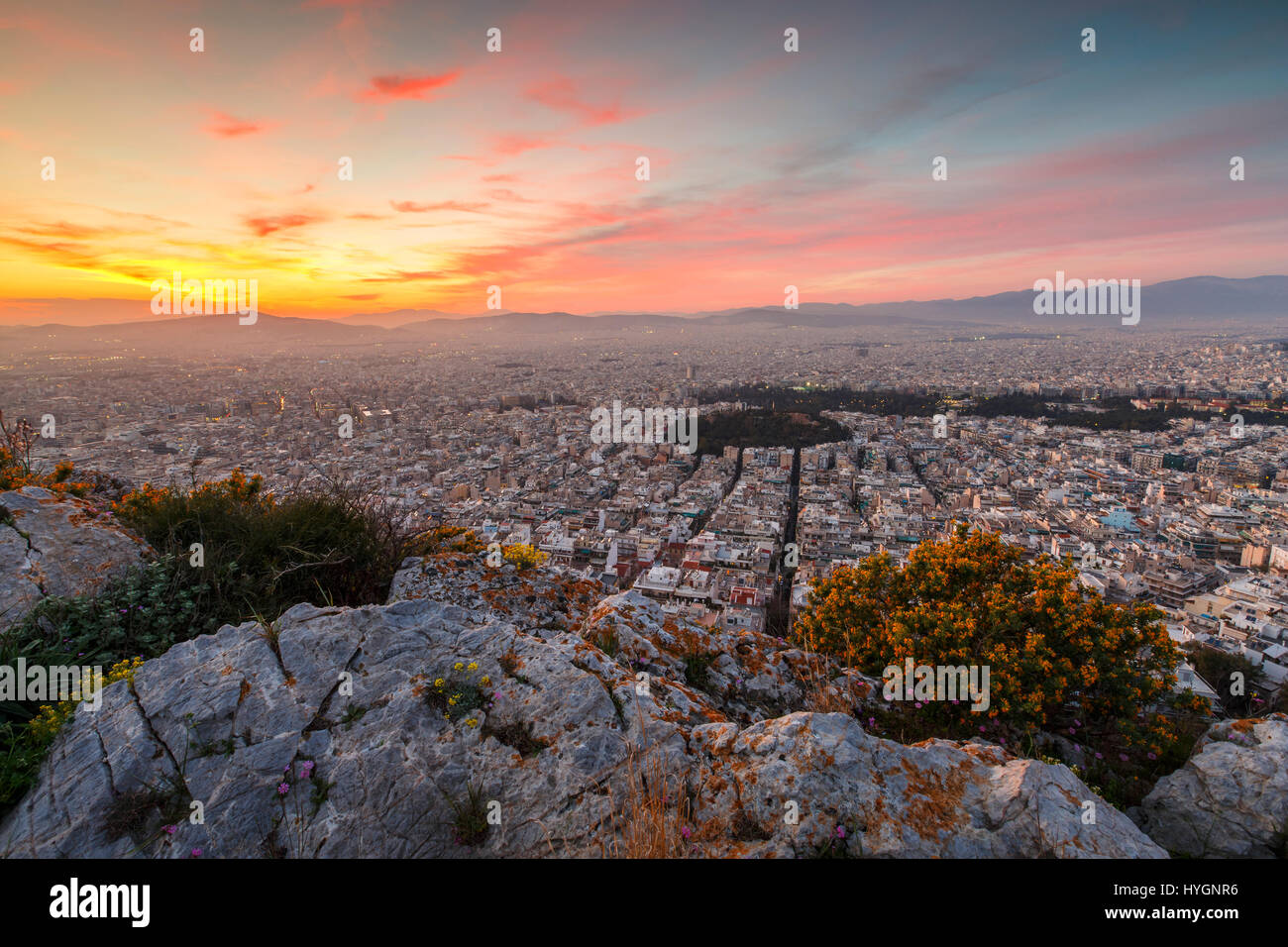 Vue d'Athènes depuis la colline du Lycabette au coucher du soleil, la Grèce. Banque D'Images