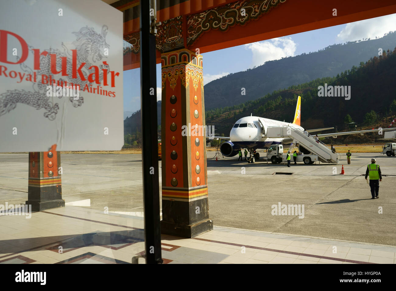 Drukair Bhjutan Royal Airlines avion à l'aéroport de Paro tarmac. Bhoutan Banque D'Images