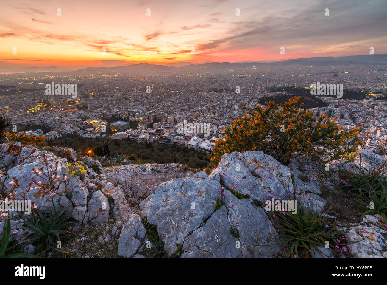 Vue d'Athènes depuis la colline du Lycabette au coucher du soleil, la Grèce. Banque D'Images