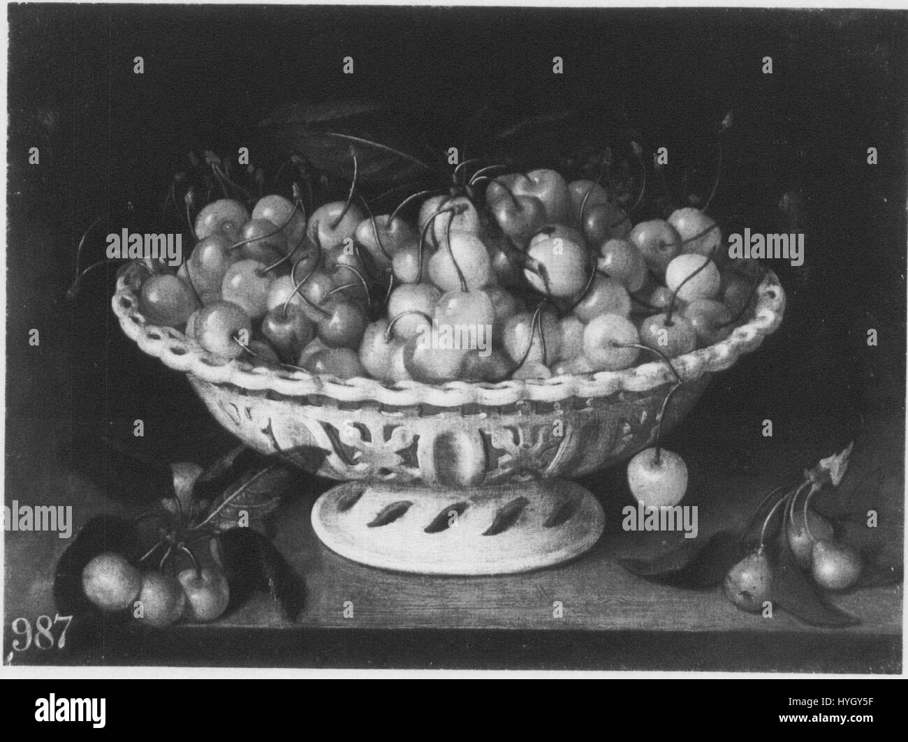 « Cerises dans un bol sur un rebord » de Fede Galizia est une peinture de nature morte du XVIIe siècle, mettant en vedette un bol de cerises placé sur un rebord en pierre. Le souci du détail de Galizia et l’utilisation de la lumière créent une représentation réaliste du fruit et de l’environnement environnant. Banque D'Images