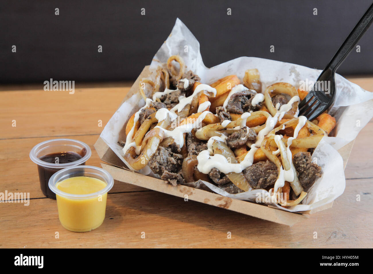 La Poutine Curly Fries Avec Viande De Boeuf Garnie De Fromage Et De Mayo Photo Stock Alamy