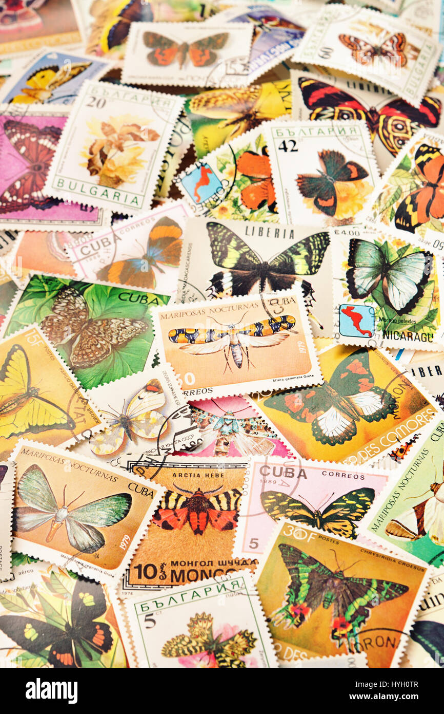 Collection de timbres-poste avec divers papillons Banque D'Images