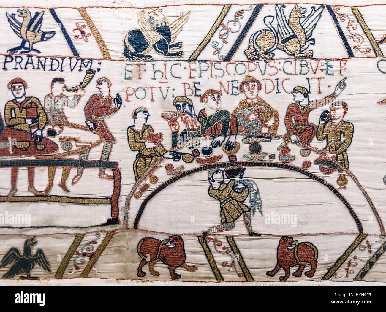 La scène 43 de la tapisserie de Bayeux représente un banquet célébrant peut-être la victoire de Guillaume le Conquérant. La broderie illustre les coutumes médiévales de la gastronomie, avec des personnages qui se régalent à une table, mettant l'accent sur la culture normande et les événements historiques menant à la conquête normande de l'Angleterre. Banque D'Images