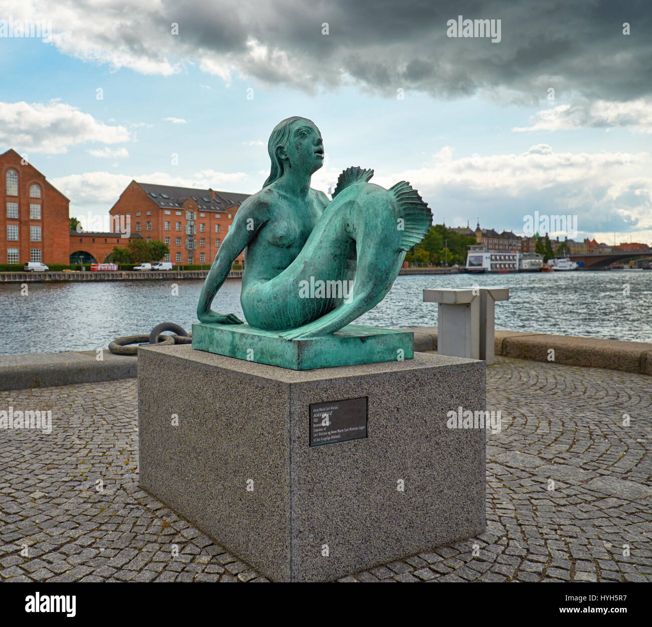 Copenhague, Danemark - 22 août 2014 : la copie en bronze de la statue de sirène Anne Marie Carl-Nielsen en face du Havre principal près de 'The Black Diam Banque D'Images