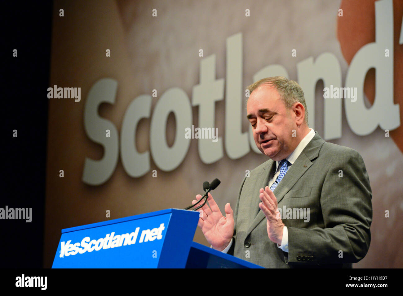 Scotland's Premier ministre Alex Salmond s'exprimant lors d'une conférence de presse internationale oui l'Écosse à Édimbourg, où il a rejeté les inquiétudes au sujet de l'effet d'un oui au référendum sur l'indépendance des institutions financières d'alarmisme et d'exagération comme Banque D'Images