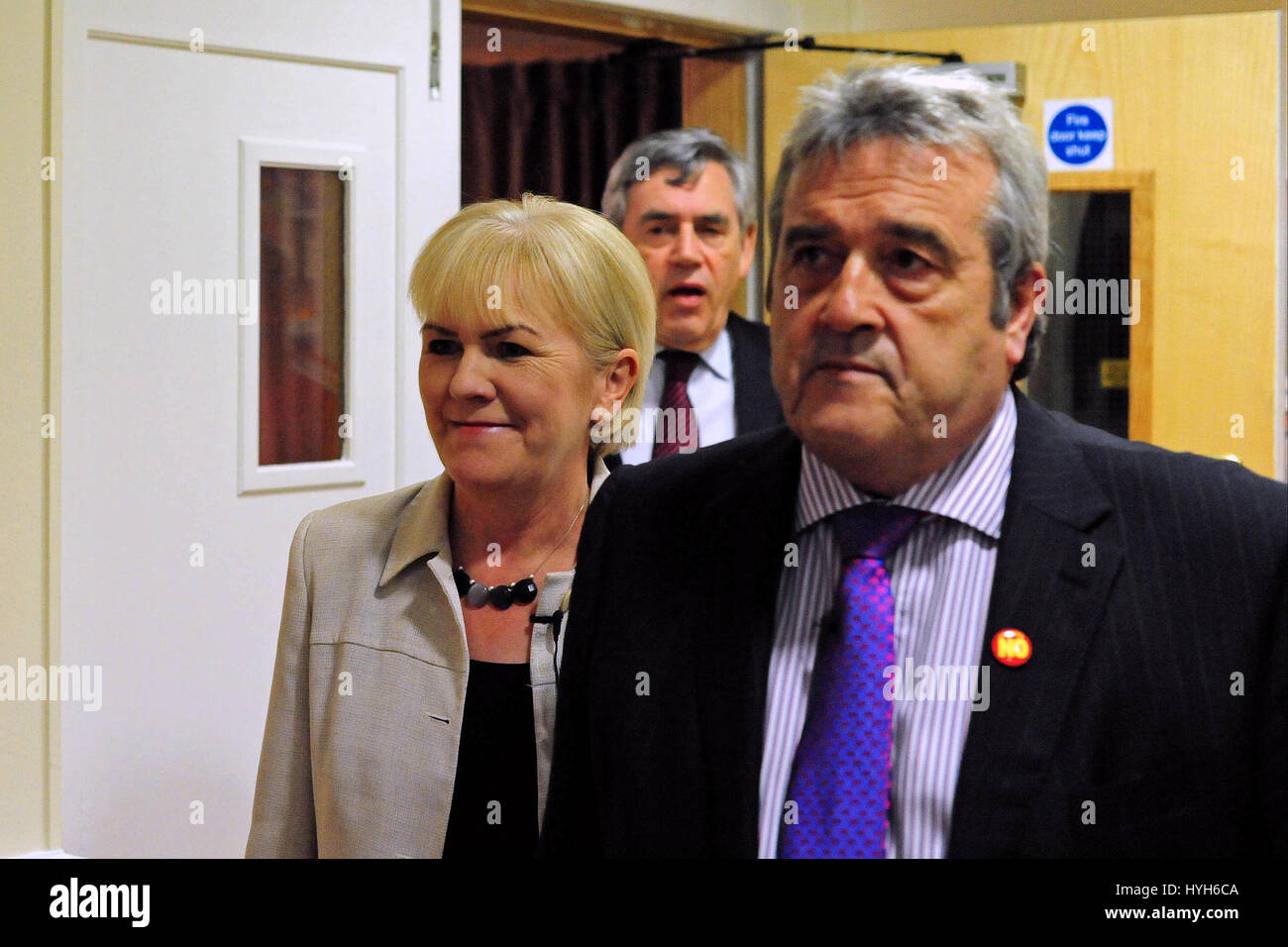 Leader travailliste écossais Johann Lamont arrive avec Midlothian MP David Hamilton (R) et de l'ancien premier ministre Gordon Brown (C) pour répondre à un référendum écossais rassemblement à Loanhead Banque D'Images