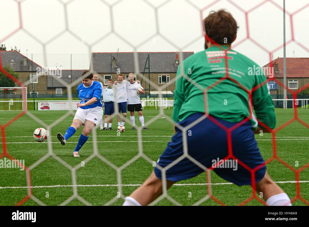 Le chef conservateur écossais Ruth Davidson prend sa place-kick à l'organisme de bienfaisance de la DN penalty shoot-out in Paris, entre les équipes du référendum sur l'indépendance écossaise Oui l'Ecosse et des campagnes mieux ensemble Banque D'Images