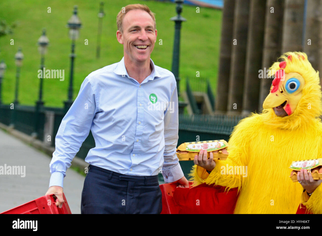 Jim Murphy est accueilli par un 'chicken' avec eggboxes à Édimbourg comme il reprend sa série de 'oapbox' réunions en plein air après avoir été "encouragé" par les opposants à une réunion précédente Banque D'Images