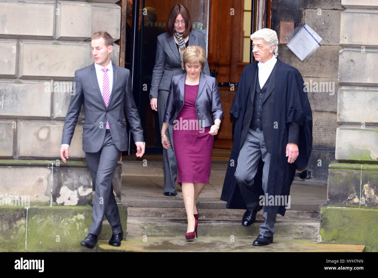 Nicola Sturgeon laisse la cour de session après être officiellement prêté serment en tant que premier ministre de l'Ecosse Banque D'Images