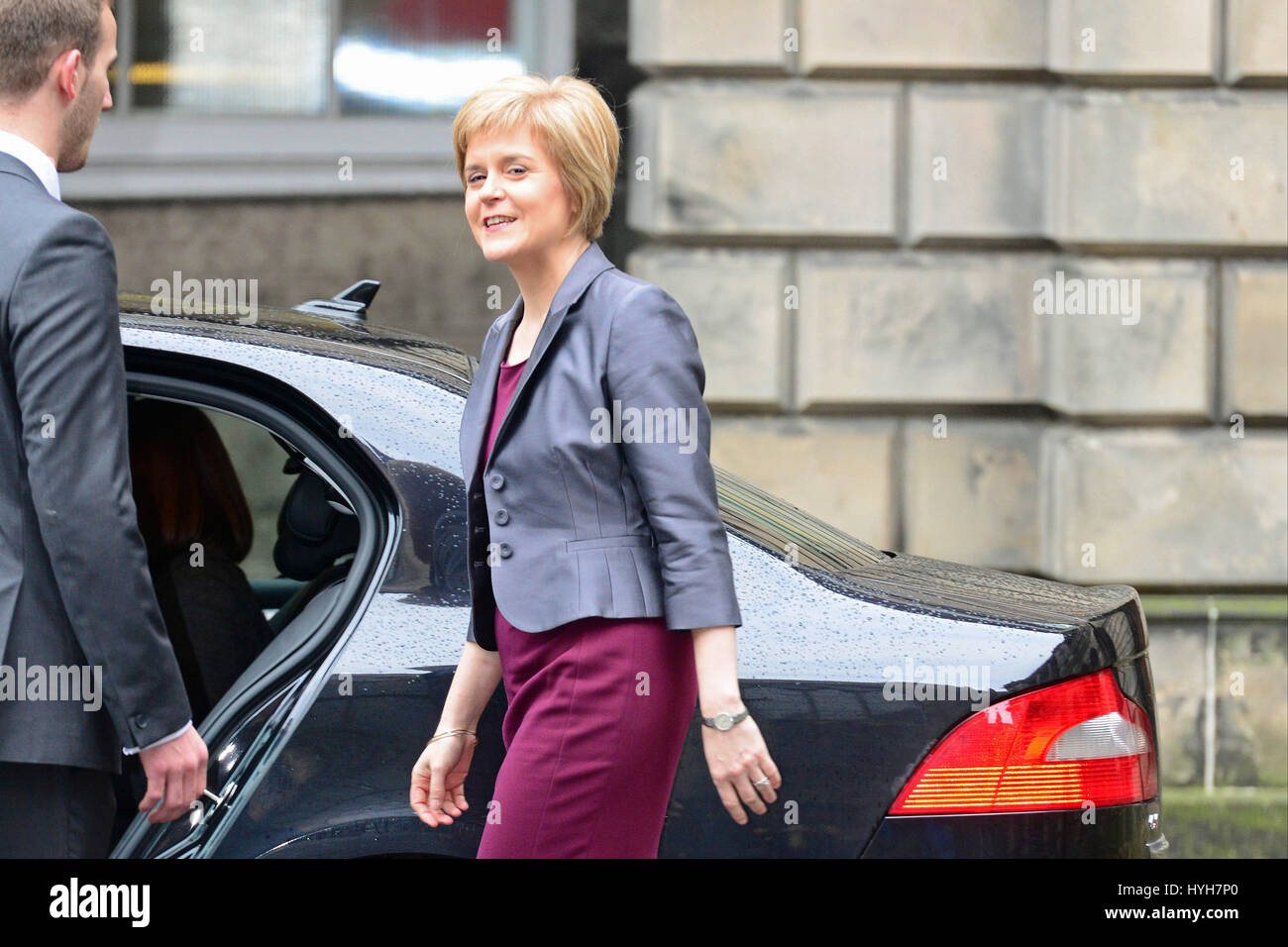 Nicola Sturgeon laisse la cour de session après être officiellement prêté serment en tant que premier ministre de l'Ecosse Banque D'Images