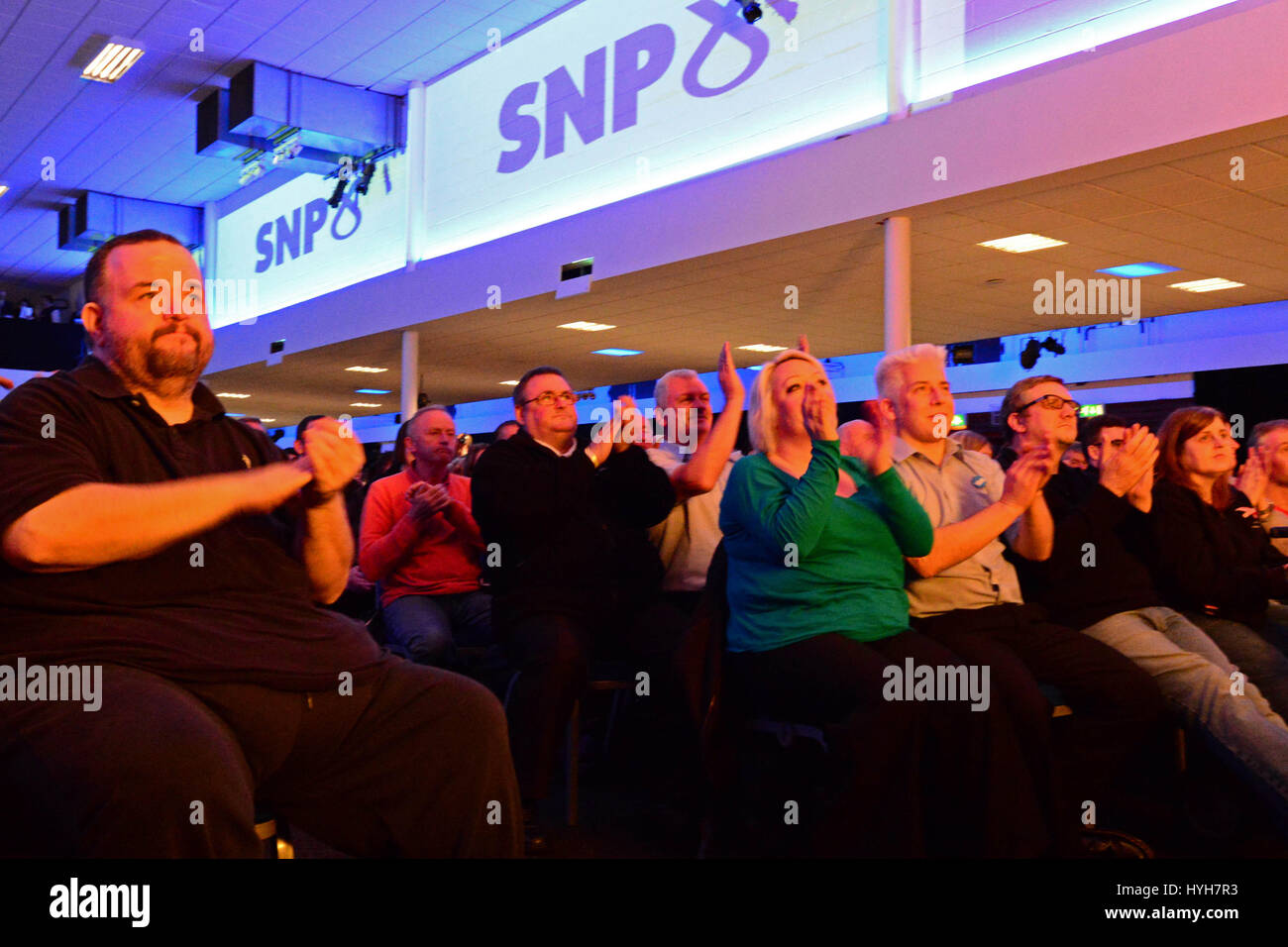Le nombreux public applaudit comme Nicola Sturgeon aborde la première d'une série de rassemblements autour de l'Écosse d'exposer sa vision de l'avenir Banque D'Images