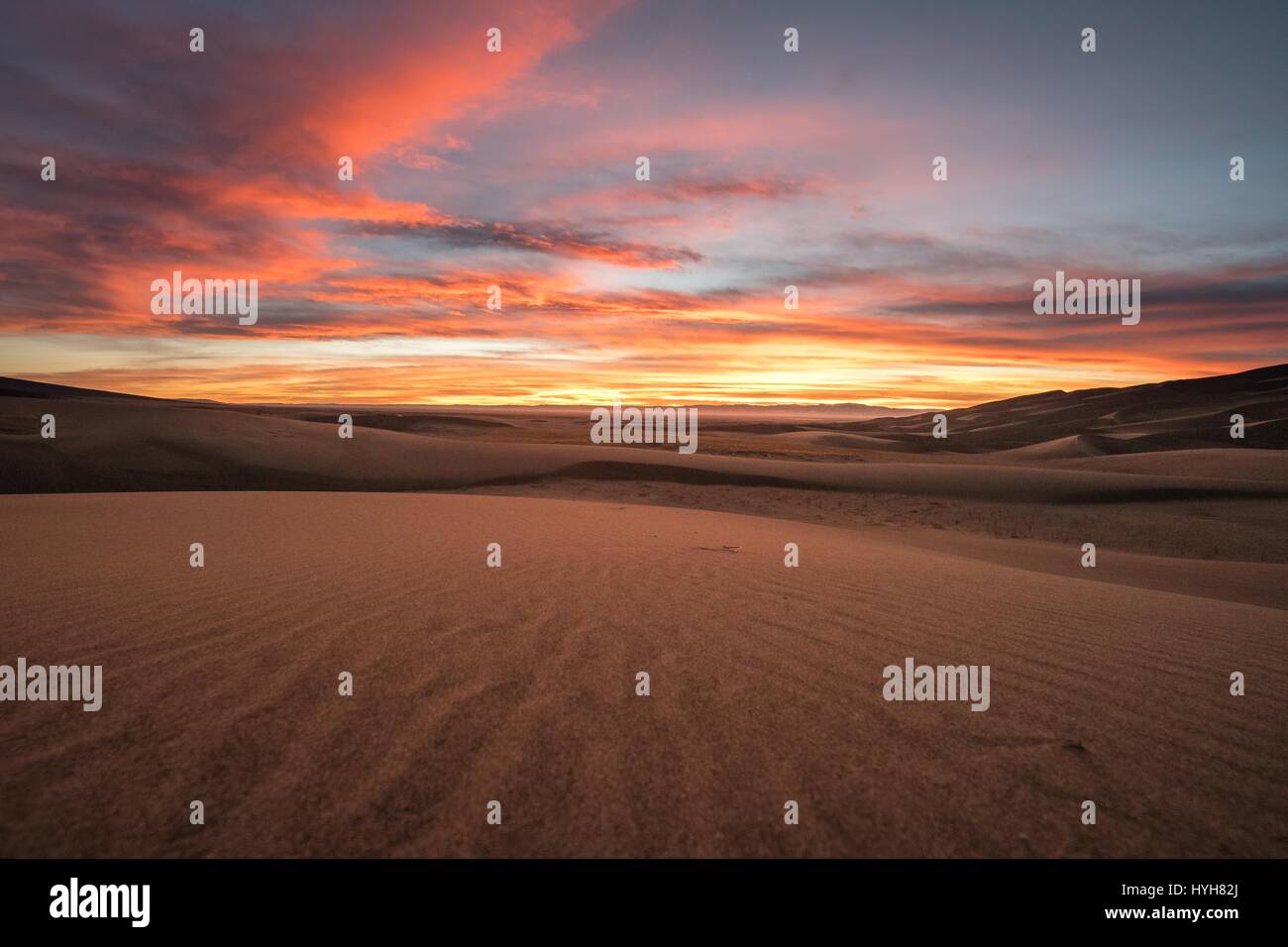 Colorée et magnifique coucher de soleil sur les Great Sand Dunes National Park en Californie, USA Banque D'Images